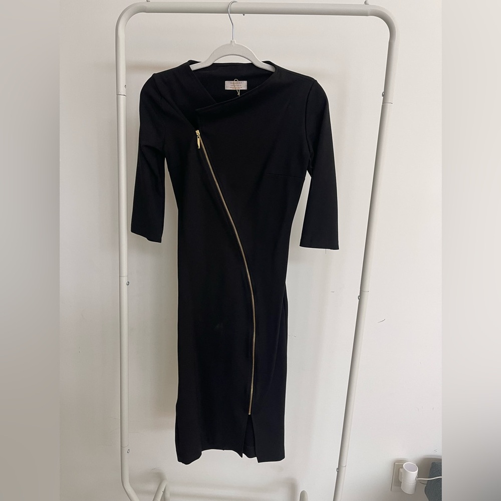 Chic Black Dress with Asymmetric Gold Zipper